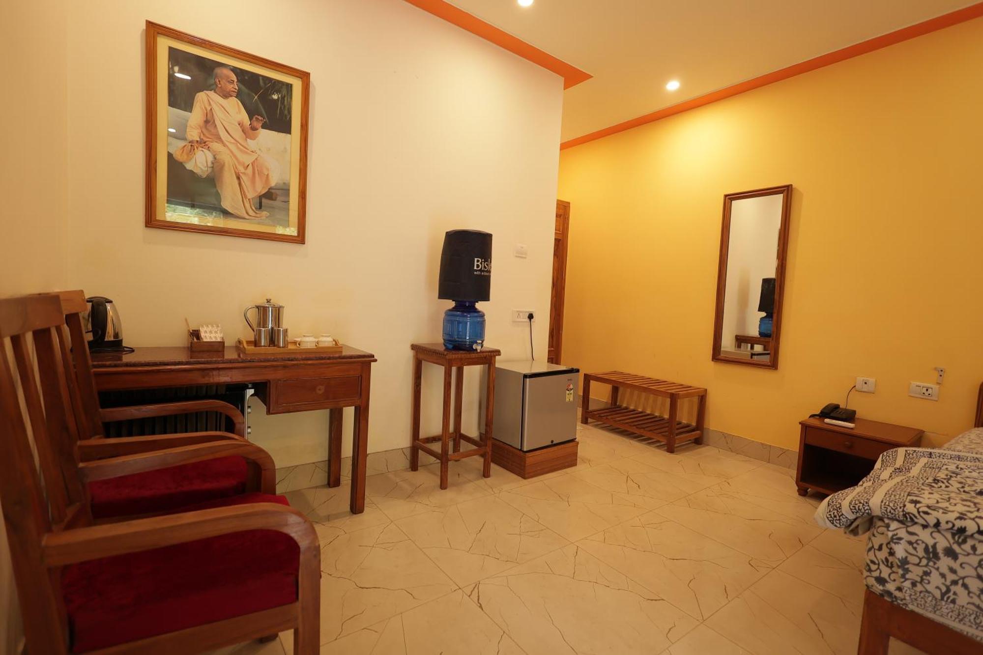 Vrindāvan Mvt Guesthouse & Restaurant מראה חיצוני תמונה