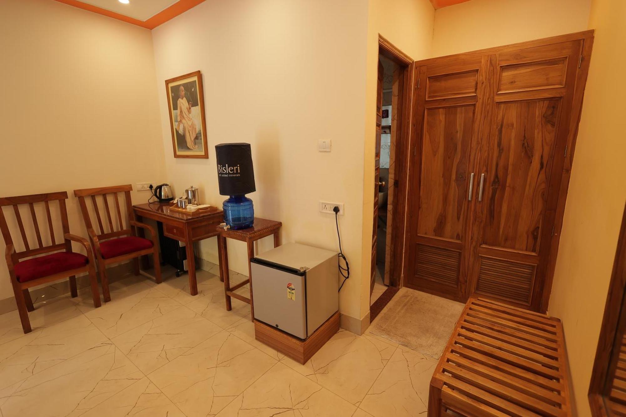 Vrindāvan Mvt Guesthouse & Restaurant מראה חיצוני תמונה