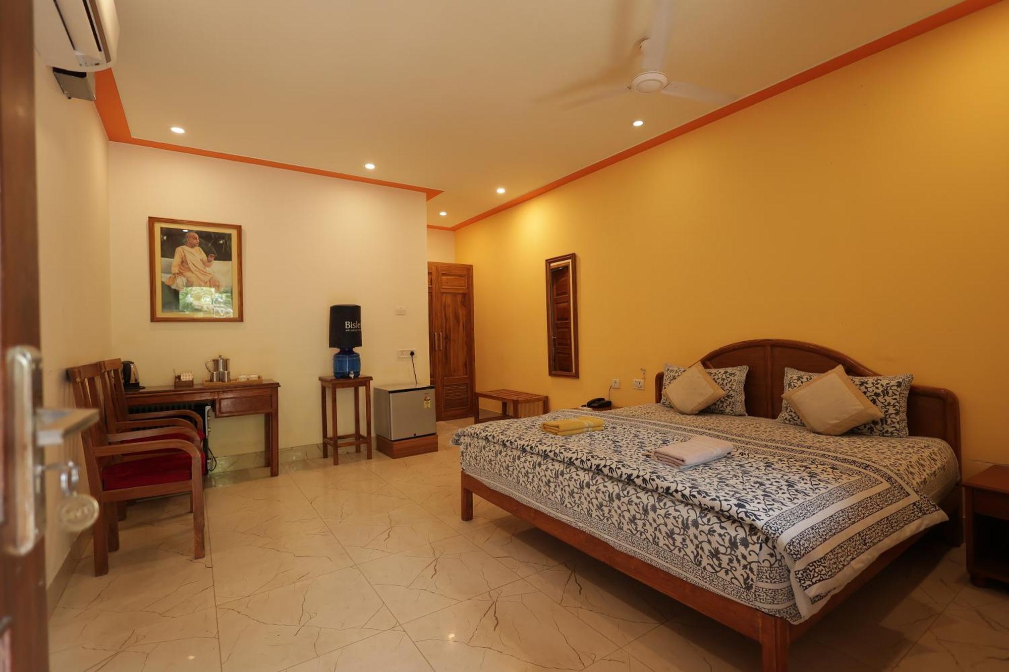 Vrindāvan Mvt Guesthouse & Restaurant מראה חיצוני תמונה