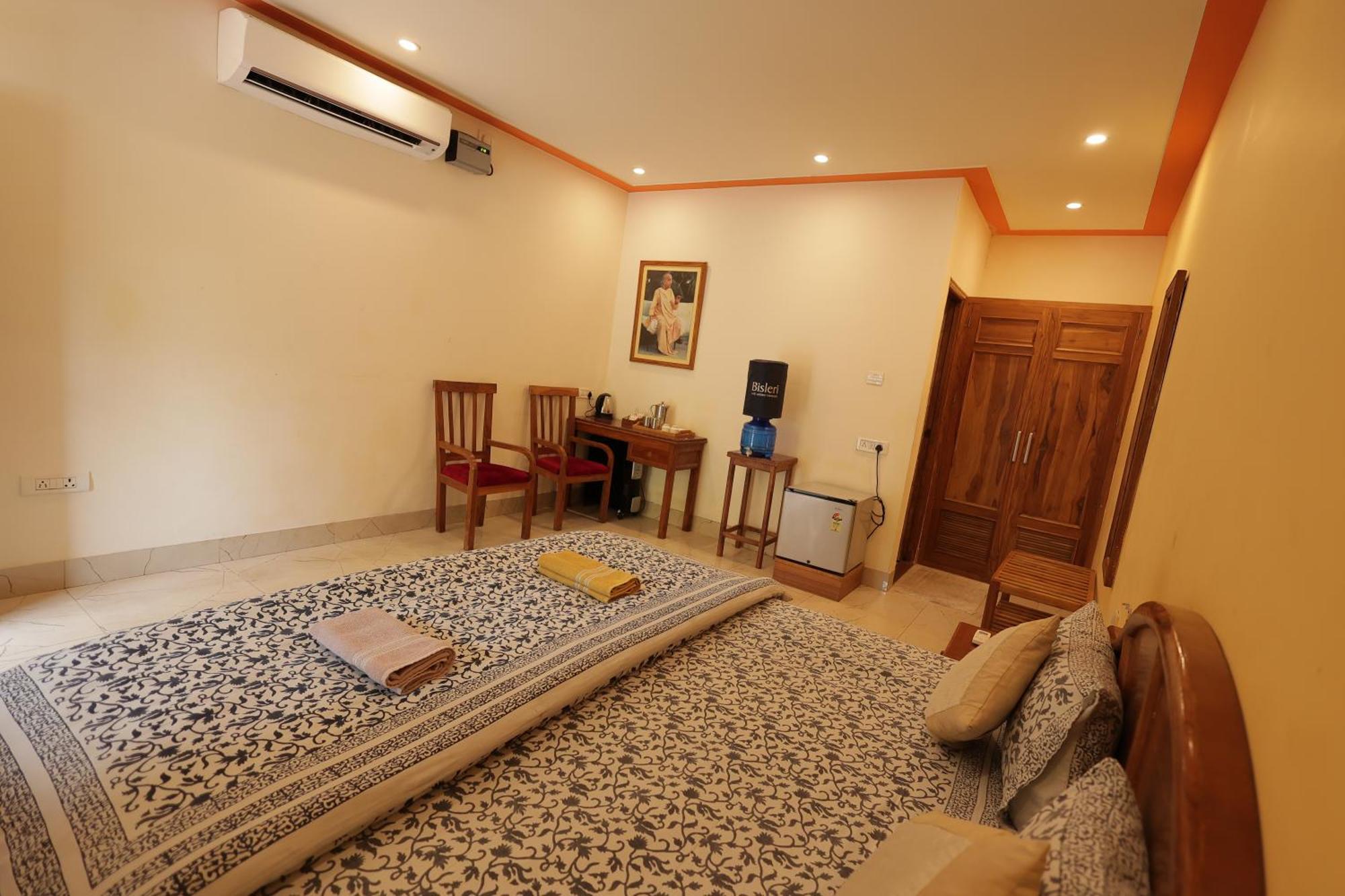 Vrindāvan Mvt Guesthouse & Restaurant מראה חיצוני תמונה