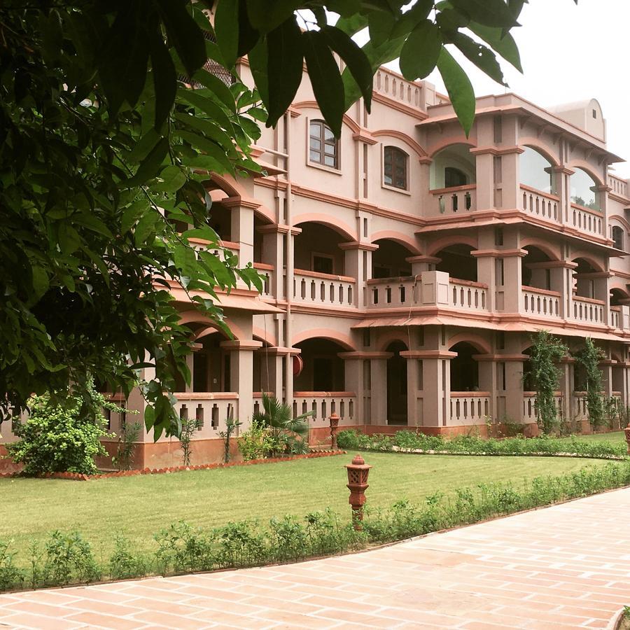 Vrindāvan Mvt Guesthouse & Restaurant מראה חיצוני תמונה