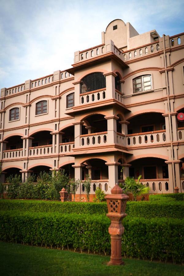 Vrindāvan Mvt Guesthouse & Restaurant מראה חיצוני תמונה