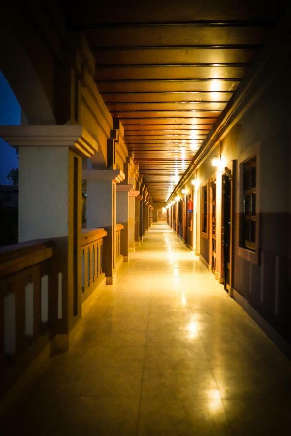 Vrindāvan Mvt Guesthouse & Restaurant מראה חיצוני תמונה